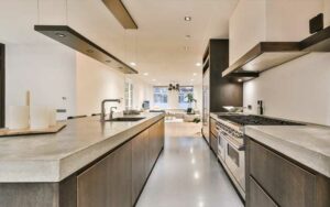 Plan de Travail en Béton Ciré : Design – Résistance et Conseils d’entretien pour votre Cuisine à Marrakech