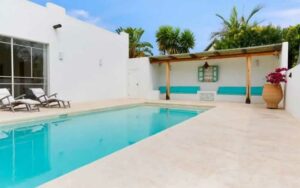 Béton Ciré Extérieur à Marrakech : Sols de Terrasse et Plages de Piscine durables et élégants